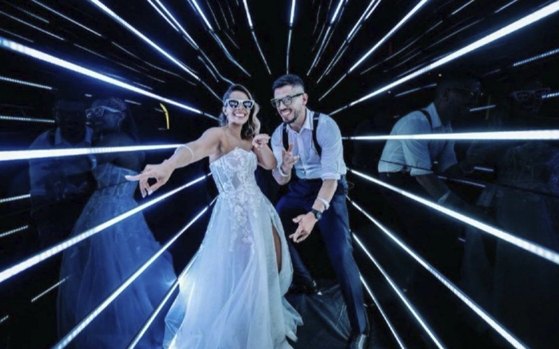 personas en tunel led infinity tunel led infinito